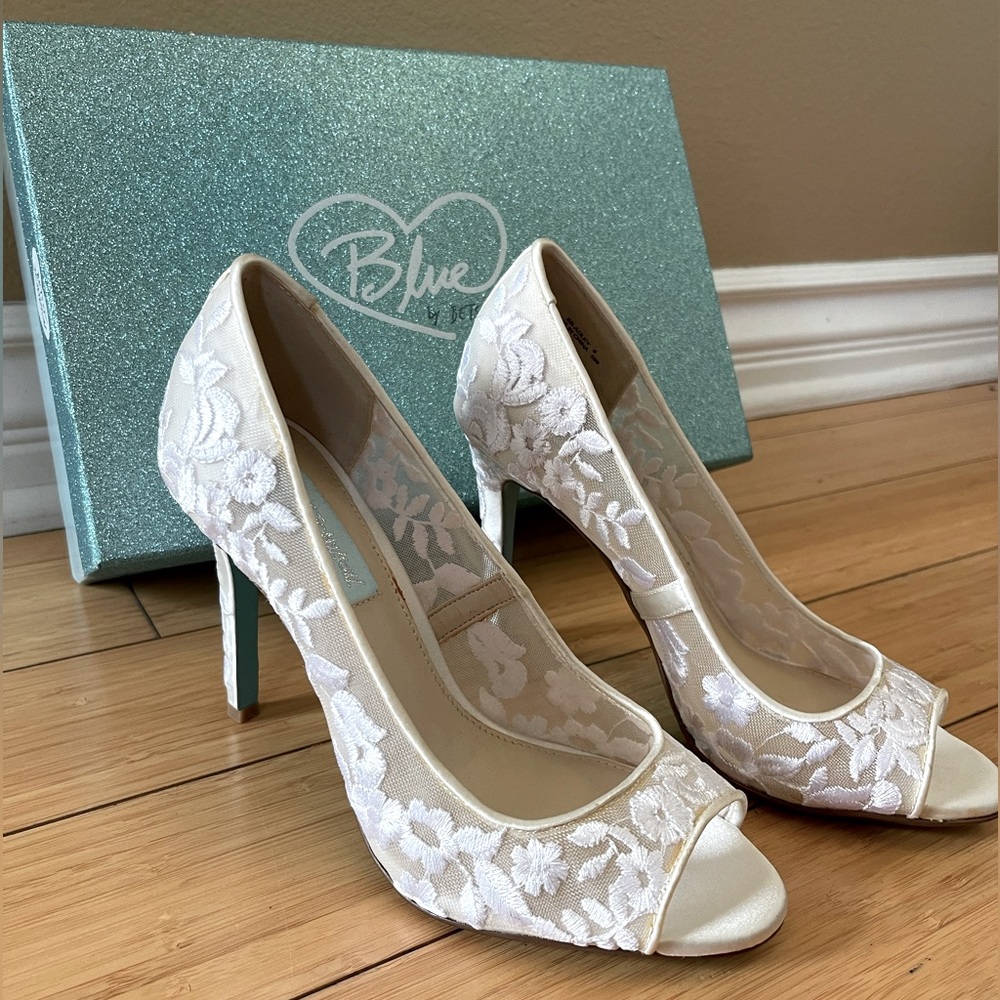 New in box Betsey Johnson Womens Adley Peep Toe Ivory Heels Size 6